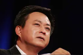 “老艺术家”朱军：拉董卿手，按金晨屁股，因丑闻翻车的主持一哥图片