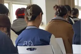 女大学生发型宛如70后，复古卡子成亮点，是“妈妈”同款吗？图片