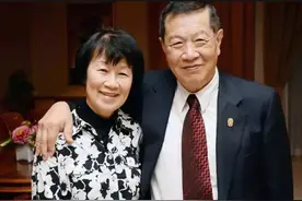 81岁神探李昌钰的黄昏恋，相差18岁，头号女粉丝用1年转正成老婆图片