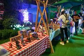 夜经济带火地摊货架销售！有线上店铺一天订单量激增两千件图片