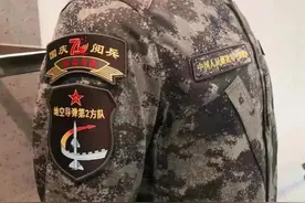 我军下发新军装还有二维码！科技感十足 更加贴合实战图片
