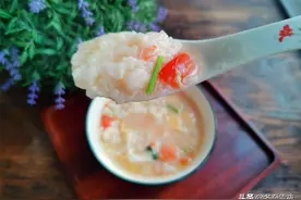 一碗面粉，两个鸡蛋，一会儿做好一家三口的早餐，大人小孩都喜欢图片