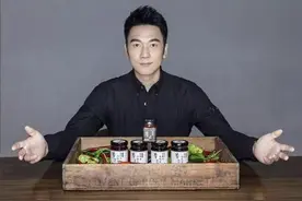 靠第一任老婆走红，靠第二任老婆发家致富，如今成亿万富翁图片