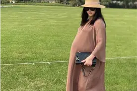 朱珠挺9月大肚真快生了！穿驼色长裙堪比走秀超模，终于有孕妇样图片