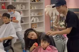 姜潮跟儿子一起理发，麦迪娜帮丹尼尔擦碎发，素颜憔悴不敢认图片