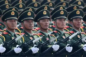 当兵的你，笑起来真好看图片
