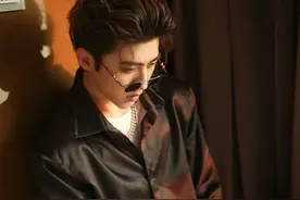 蔡徐坤衣品真好，细节穿搭展现精致度，眼神抓人眼球图片