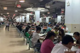 带你看看深圳最大电子厂，不包吃不包住，吃一餐到底要多少开支？图片