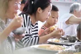 两口大锅，600人每天三顿饭，此时此刻我们是“一家人”图片
