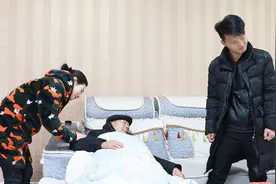 父亲留给保姆3套别墅，只给儿子一间破房，多年打开破房后感动了视频封面
