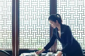 她是“国宴级服务员”，3次为各国宴会服务，一般宴会都请不来图片