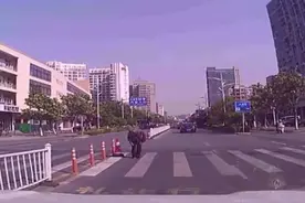 太暖心！苏州太仓白发老人给礼让司机鞠躬致谢图片