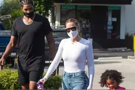 科勒·卡戴珊与现任男友送女儿上学，一路亲情无限图片