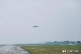 周末去哪儿丨空港运动公园VS空港花田，两个看飞机的地方谁胜出？图片