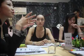 我们在民政局准备登记，突然清洁工阿姨拉着我说：你不能嫁给他图片