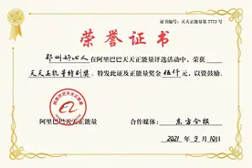 郑州一老人突然倒地脸色发青，3名路人不约而同出手相救图片
