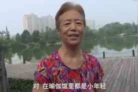 61岁奶奶练习瑜伽8年，劈叉毫不费力，身强体健羡煞同龄人图片