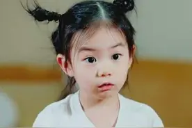 为啥戚薇女儿Lucky总扎丸子头，放下头发后，网友知道了原因图片