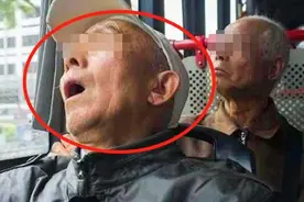 “我是老人我先坐”，10岁男孩公车上给孕妇让座，却被大爷霸占图片