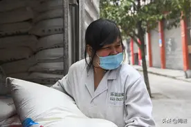 我是1名女搬运工，9年肩扛粮食上10000吨，单身1人抚养两个孩子图片