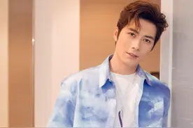 陈学冬身着云朵蓝衬衫，帅气亮相，搭配浅色裤装，清爽俊朗图片