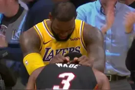NBA角度最刁钻的7张照片：手臂穿过篮板，奥尼尔体味“攻击”对手图片