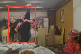 62岁杨丽萍饭局曝光，亲自教俩徒弟搂腰抱腿热舞，旁观者显尴尬图片