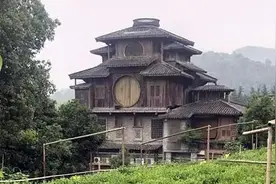 酷似“千与千寻”，西湖景区一民宅成网红打卡点！房主怒拉横幅图片