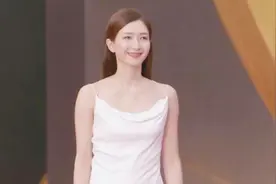 江疏影亮相金鸡百花电影节红毯，雪白长裙女神范儿十足视频封面