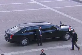 拜登刚上位就换新车，加长、防弹，气场太足了图片