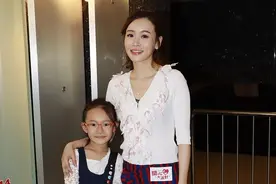 杨思琦带女儿上电台节目 曝老公照顾儿子有模有样图片