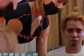 罗志祥与化妆师有多亲密？低领T恤全过程弯腰服务，两人毫不避嫌图片