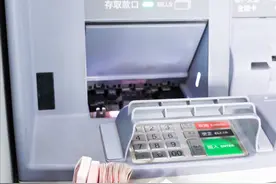 他趁取款机故障疯狂取出17万多被判无期，后改判，获释后说没恶意图片