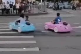过分！女子开玩具汽车上路闯红灯，“副驾驶”还坐着孩子图片