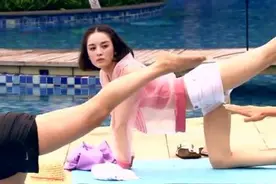 热爱健身练瑜的娜扎，身穿露肩裙美上热搜，大秀迷人锁骨让人羡慕图片