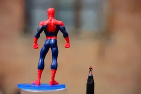 “95后”小伙在铅笔芯上雕刻，引来网友点赞，还有人定制、购买图片