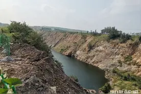 夺命大坑谁来填？青岛平度一废弃矿坑张“血口”，致两人死亡图片