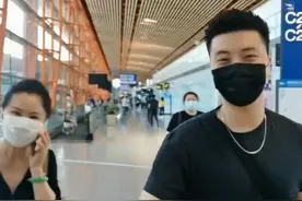 付笛生一家走机场，任静素颜沧桑还扎丸子头，52岁还不肯服老吗？图片