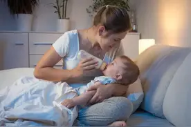 已经开始睡整觉的宝宝，夜里是否还需要叫醒喂奶？听听医生怎么说图片