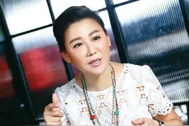 55岁蓝心湄浴室滑倒撞到头，紧急入院检查，3亿身家至今未婚图片