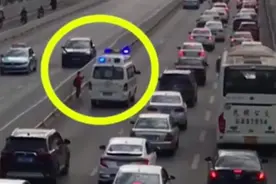 全网寻人！都在找这位红衣小女孩，只因她的这个举动图片