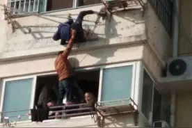 江苏淮安一男子单手托起12岁坠楼男孩，“孩子被救下后，我发现我棉袄里的衬衣都湿透了”图片