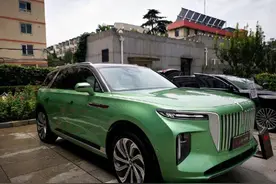 红旗版“库里南”现身街头，6块屏幕+奢华内饰，豪华感十足图片