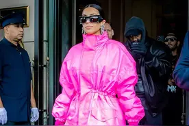 金·卡戴珊霸气走出酒店，自称一天工作20小时，前夫侃爷紧随其后图片