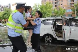 疾风骤雨中，他们坚守的身影让人心安图片