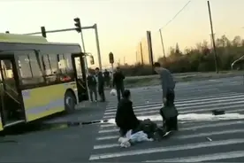 突发！哈市公交车与水泥罐车相撞，多名乘客受伤……图片