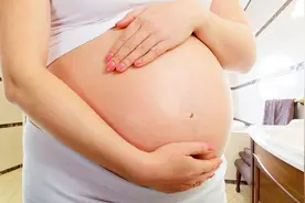 如今“唐氏宝宝”多了起来，诱因多半在于父母，这3种孕妈要小心图片