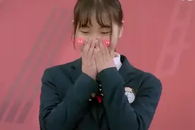 高三男女同桌互相表白，同学纷纷露出姨母笑，老师：太纯粹的友谊图片