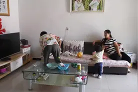 农村大姨拖地邻居来玩，说后边有个人孙子儿子就差几岁，早干嘛了视频封面