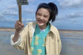 明星国庆也出游，宋祖儿开启度假模式，小黄鸭毛衣配钉耙俏皮可爱图片